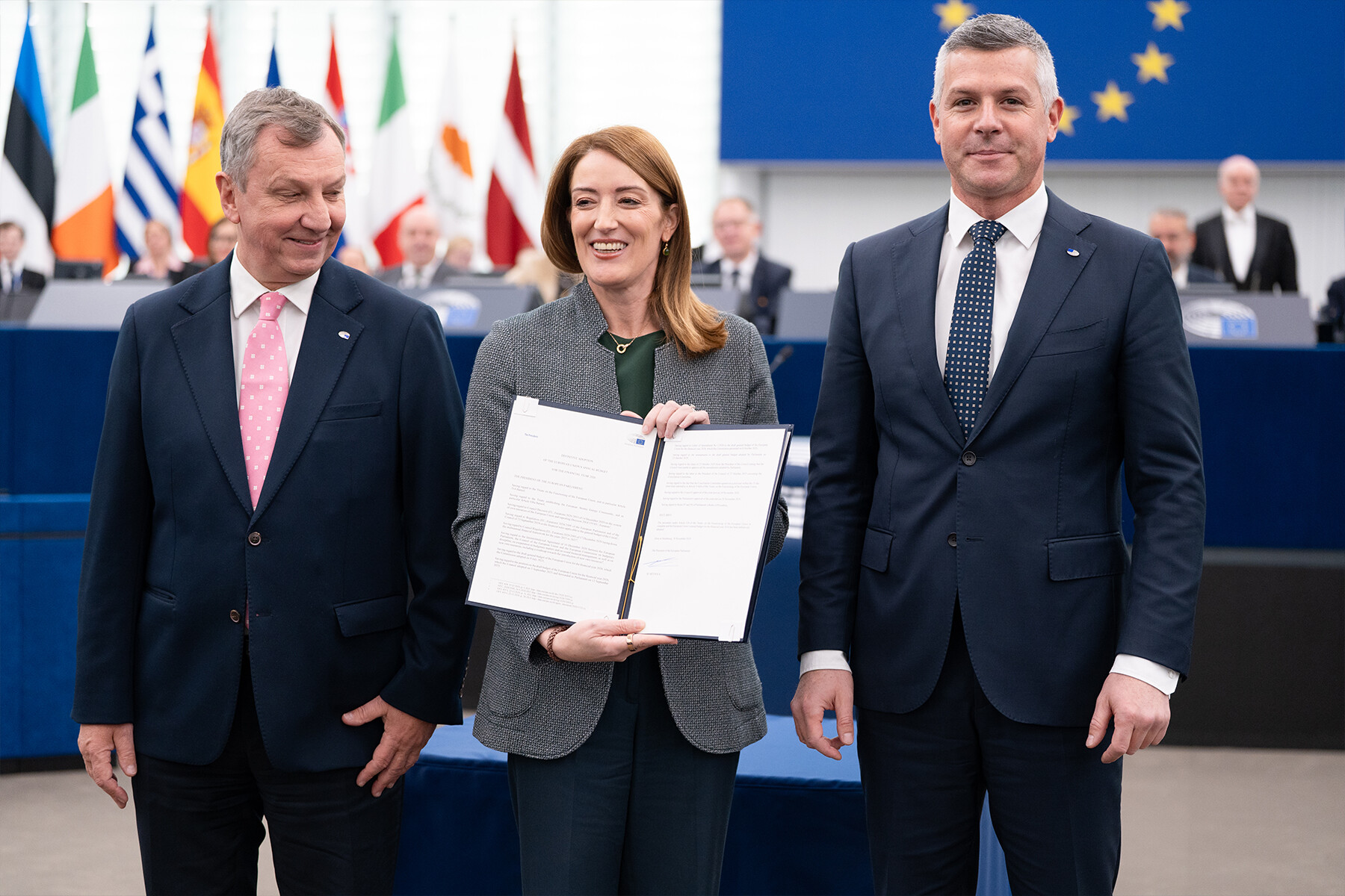 European Parliament President Roberta Metsola holds the signed European Chips Act alongside EU Commissioners, Brussels 2023